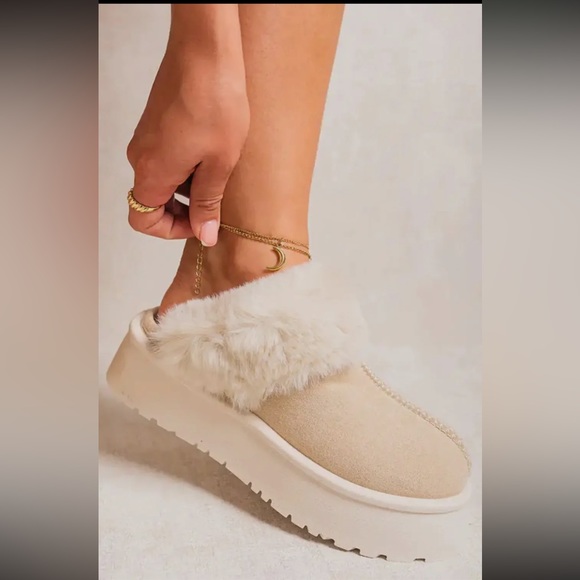 Beige Platform Mule Slipper Faux Fur
Fluffy Shoes - Picture 2 of 3